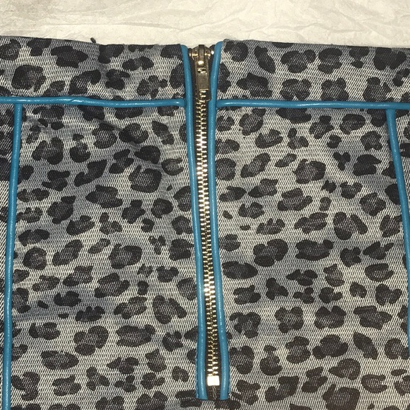 🌀 Grey leopard print skirt with blue piping - Picture 3 of 6